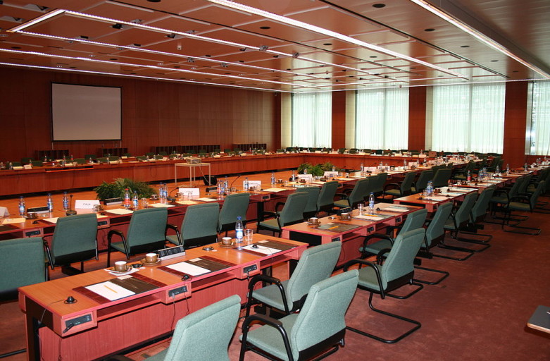 1024px-Meeting_room_for_ambassadors